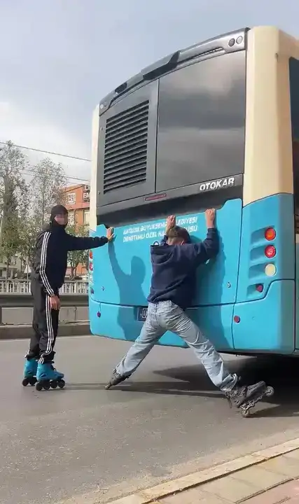 Antalya'da Otobüsten LED’li Uyarı Patenli Çocukları Şaşırttı 1